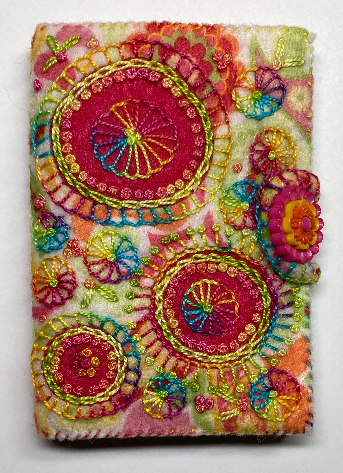 Free Project Download: Embroidered Felt Needle Case